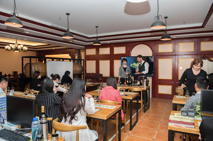 法国大爱庄园PAUL PINAULT先生莅临蓝菲总部交流考察