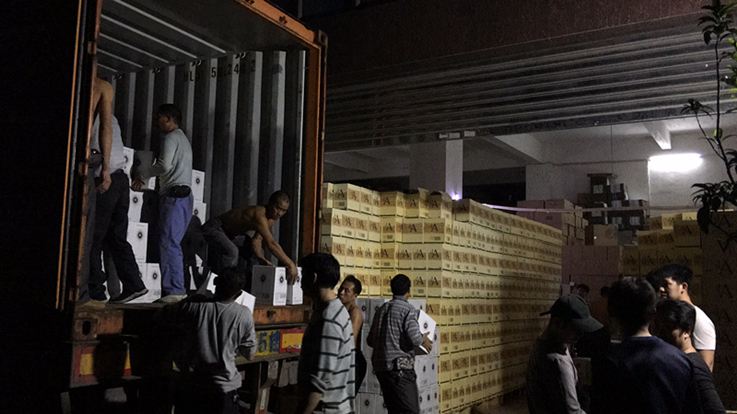 蓝菲仓储部门加班装车备货