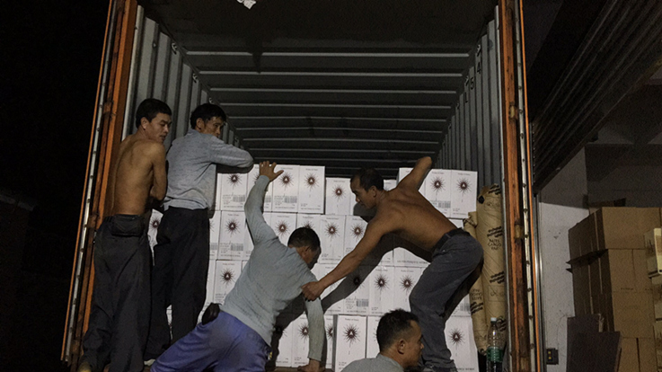 蓝菲仓储部门加班装车备货